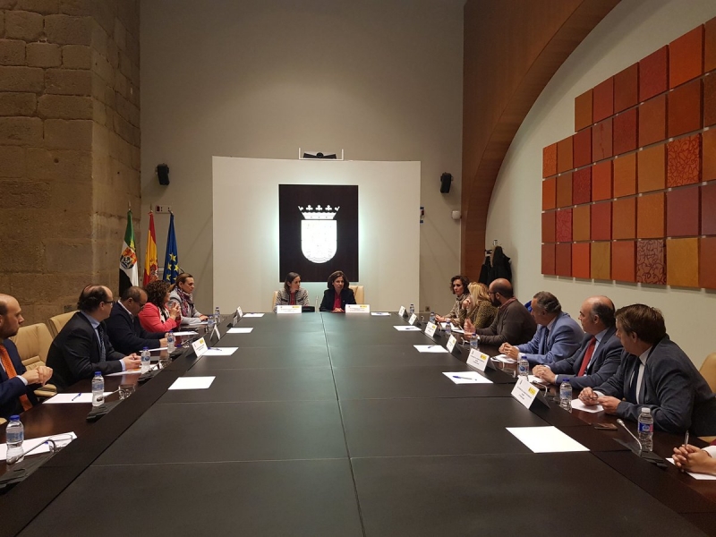 El presidente de la Cámara mantiene un encuentro de trabajo con la ministra de Industria, Comercio y Turismo 