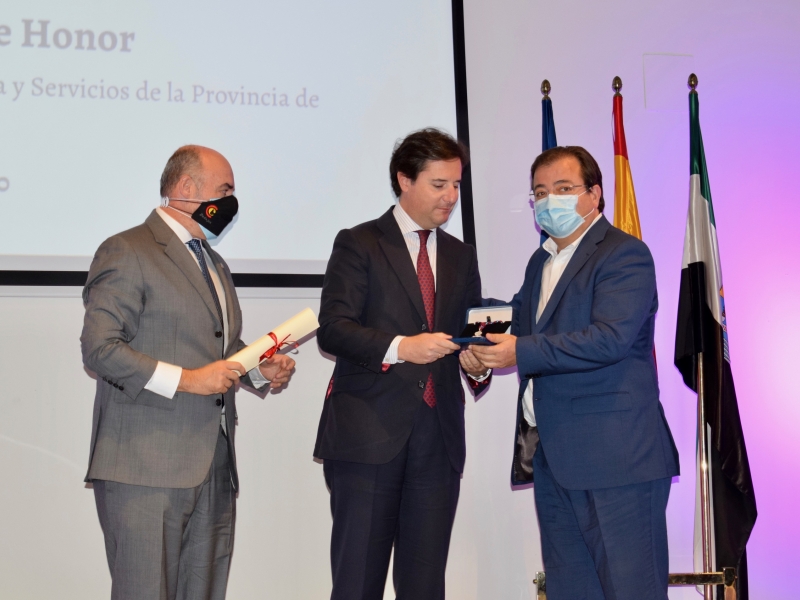 La Cámara de Comercio de Badajoz hace entrega de su Medalla de Honor a Adolfo Díaz-Ambrona