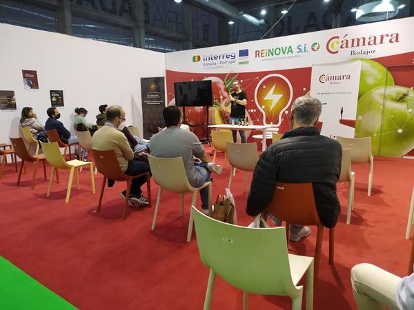 Interesantes expositores y actividades en el stand de FEHISPOR de la Cámara