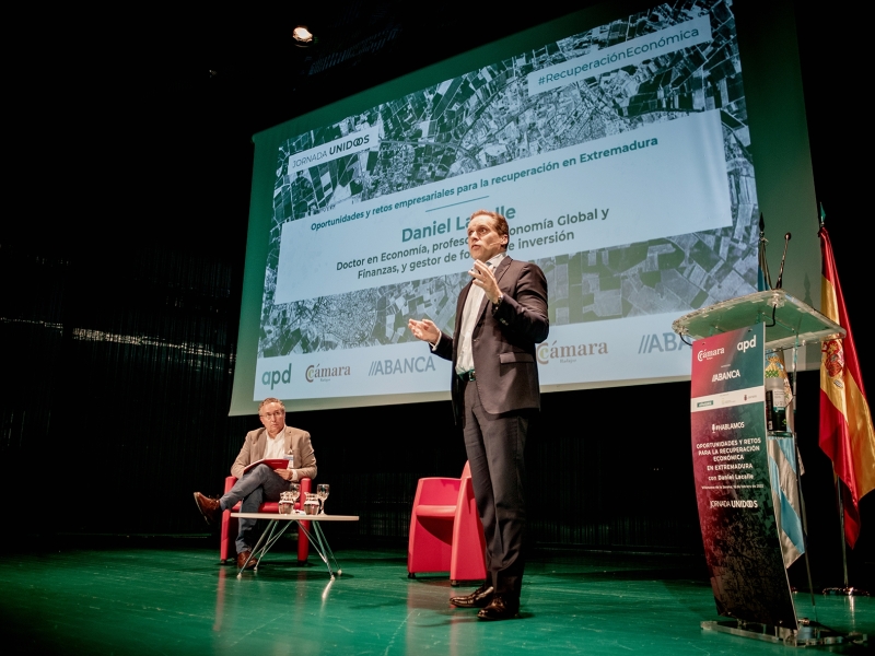 Daniel Lacalle analiza las oportunidades y retos para la recuperación de Extremadura en el nuevo encuentro HABLAMOS de Cámara Badajoz