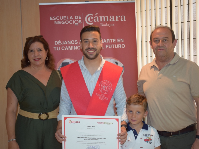 Graduación de los alumnos del XXVIII Máster de Tributación, Contabilidad y Gestión Financiera y de la V Promoción del Grado en Derecho 