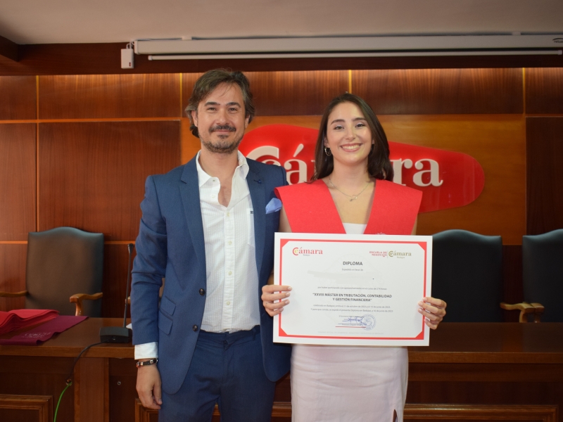 Graduación de los alumnos del XXVIII Máster de Tributación, Contabilidad y Gestión Financiera y de la V Promoción del Grado en Derecho 