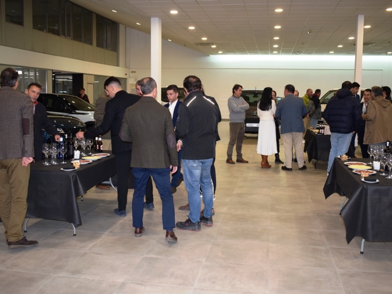 Se celebra un nuevo encuentro empresarial Afterwork de Club Cámara Badajoz en Rojas Automoción