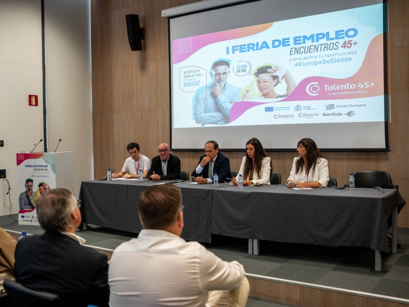 Más de 600 personas en la I Feria de Empleo para mayores de 45 años que celebra la Cámara de Comercio de Badajoz