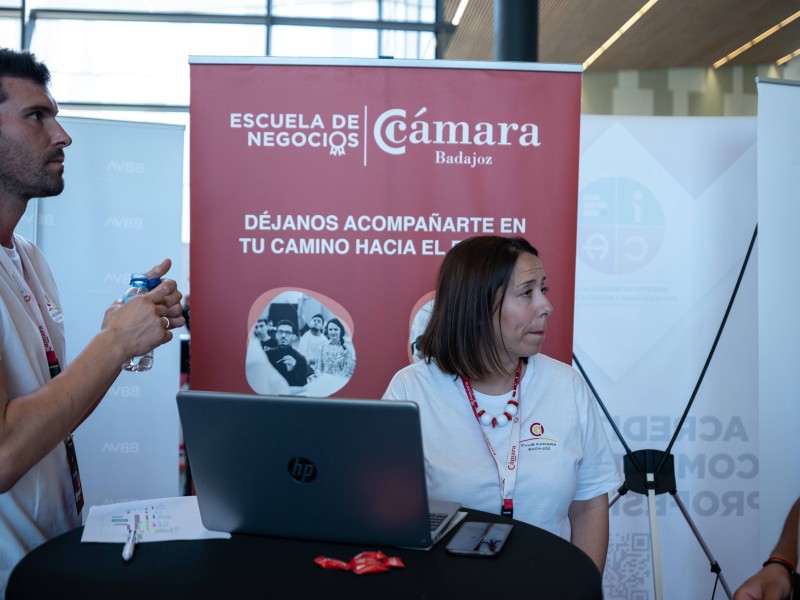 Más de 600 personas en la I Feria de Empleo para mayores de 45 años que celebra la Cámara de Comercio de Badajoz