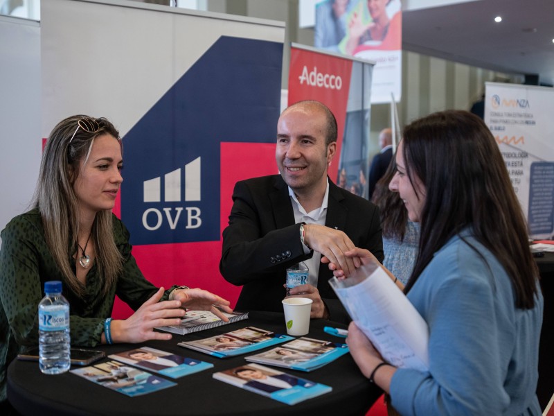 Más de 600 personas en la I Feria de Empleo para mayores de 45 años que celebra la Cámara de Comercio de Badajoz