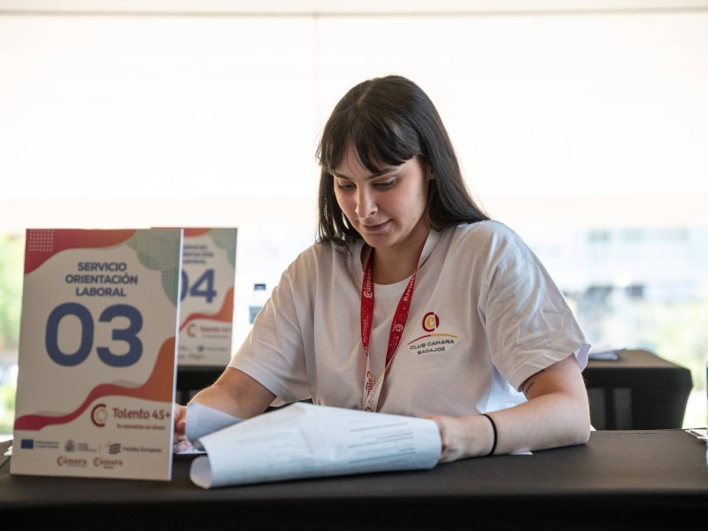 Más de 600 personas en la I Feria de Empleo para mayores de 45 años que celebra la Cámara de Comercio de Badajoz